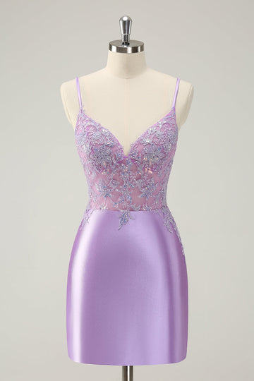 Vestido de cóctel con lentejuelas y tirantes finos de color lila brillante